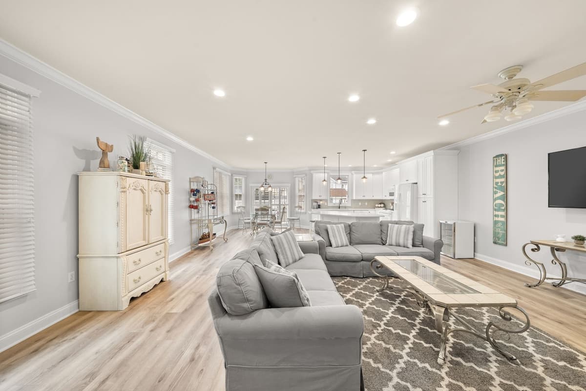4BR Townhome w/ Private Pool by Beach